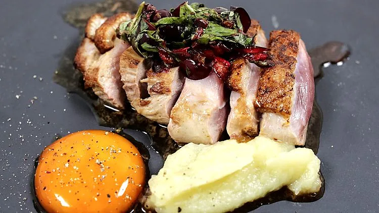 מתכון ל"אדמה חרוכה": חזה ברווז צרוב לצד קרם כרישה וחלמון כבוש בסויה | רשת 13