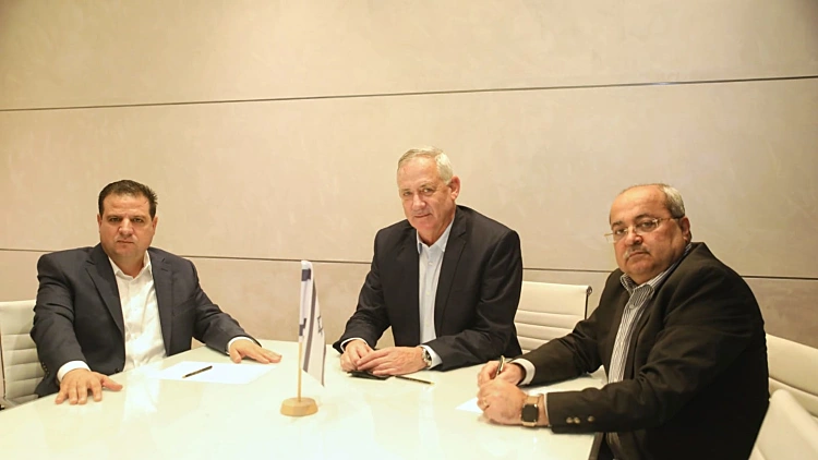 גנץ נפגש עם עודה וטיבי: "נידונו סוגיות החשובות לחברה הערבית"