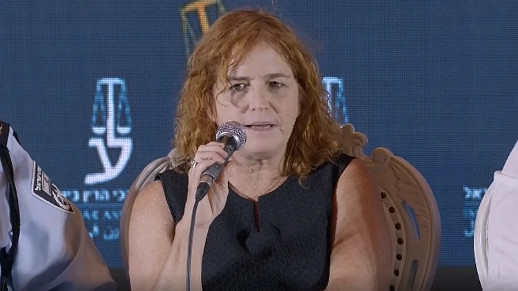 היועמ"ש נגד פעילת ימין: "להסיר הפרסומים נגד בנה של בן ארי"