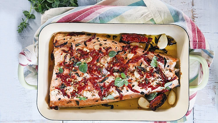 פילה סלמון אפוי בעגבניות מיובשות