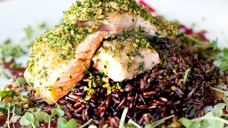 סלמון אפוי עם שבבי שקדים על אורז שחור