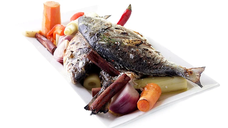 דג שלם אפוי בתנור