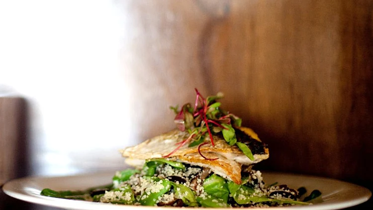 בורי צרוב עם ירקות מוקפצים ובורגול