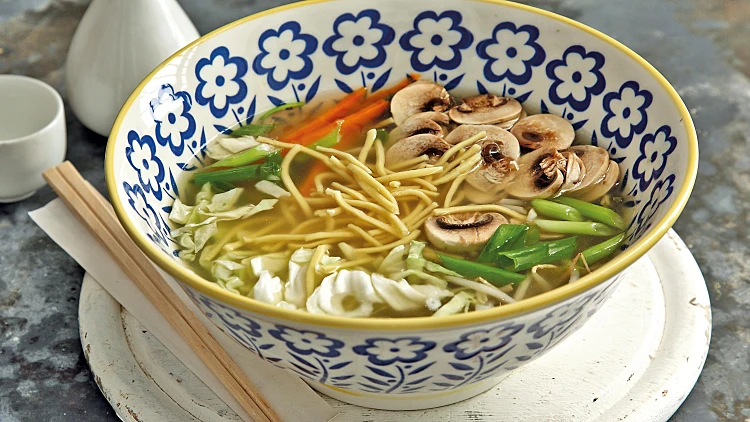 מרק עוף ויאטנמי עם אטריות וירקות