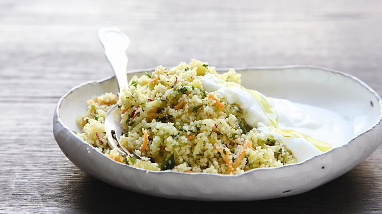 סלט קוסקוס עם גזר, תפוח, צנונית וירוקים