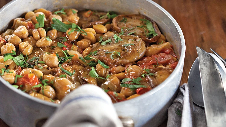 תבשיל חצילים, חומוס ועגבניות