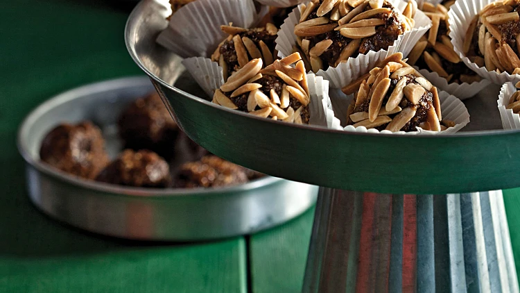 כדורי פירות מיובשים עטופים בשקדים