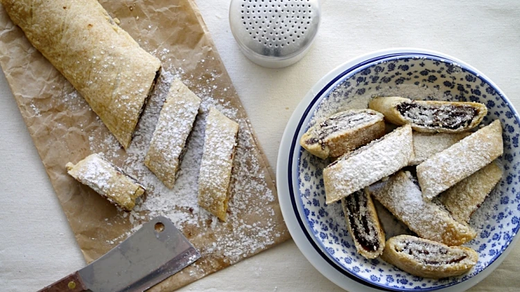 עוגיות מגולגלות במילוי תמרים