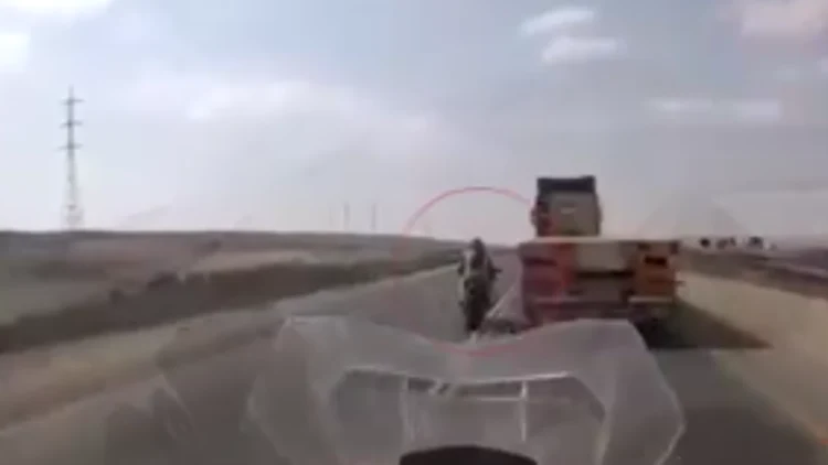 רוכב אופנוע נסע נגד כיוון התנועה - במהירות של 200 קמ"ש • צפו