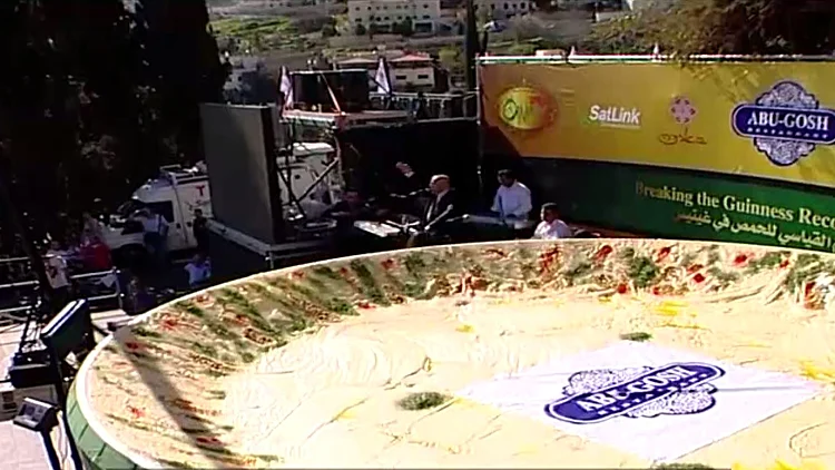 צלחת החומוס במשקל 4 טונות