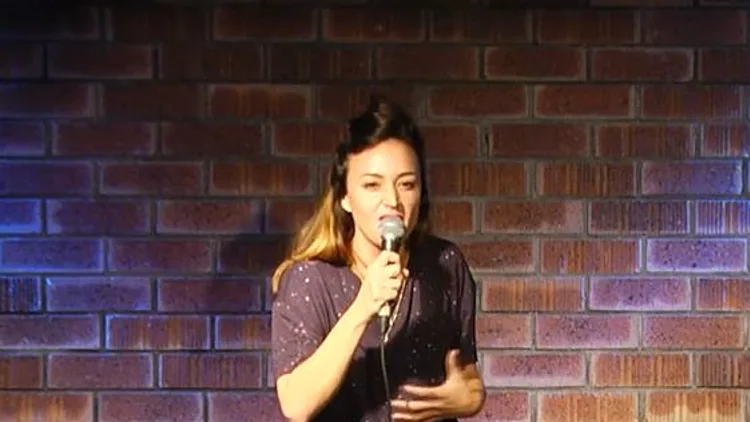 מצחיקונת: השחקנית נלי תגר שולחת זרועות לכל הכיוונים