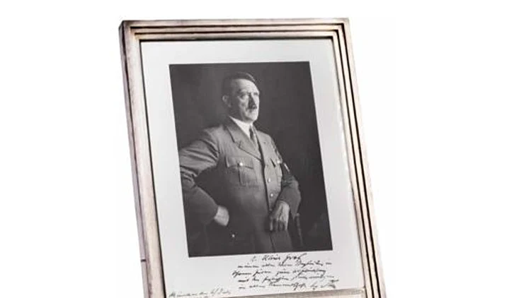 איש עסקים לבנוני קנה את חפציו של היטלר -  ויתרום אותם לישראל