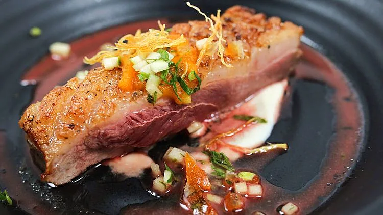 חזה אווז צלוי, קרם שורשים, קרם גזר וסלסה תפוח עץ בעישון קר