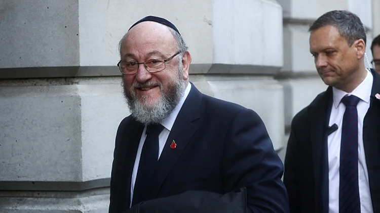 הרב הראשי של בריטניה תוקף את הלייבור: "קורבין לא כשיר"