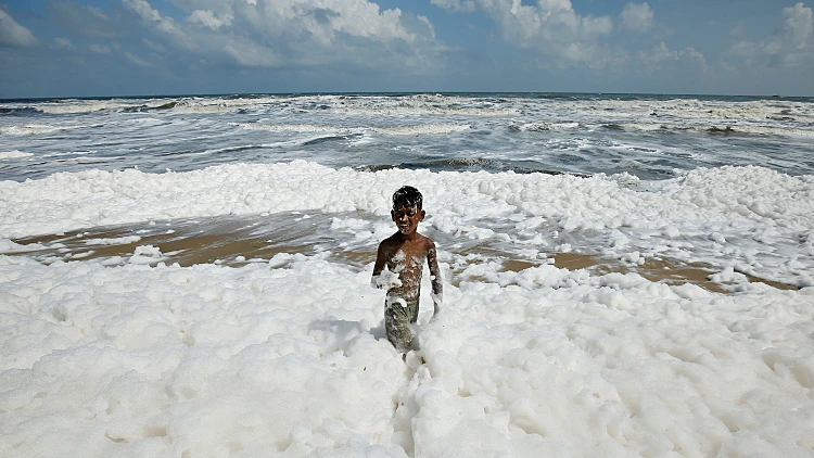 הודו: שפכים הוזרמו לים – קצף רעיל הציף את החוף • תיעוד | חדשות 13
