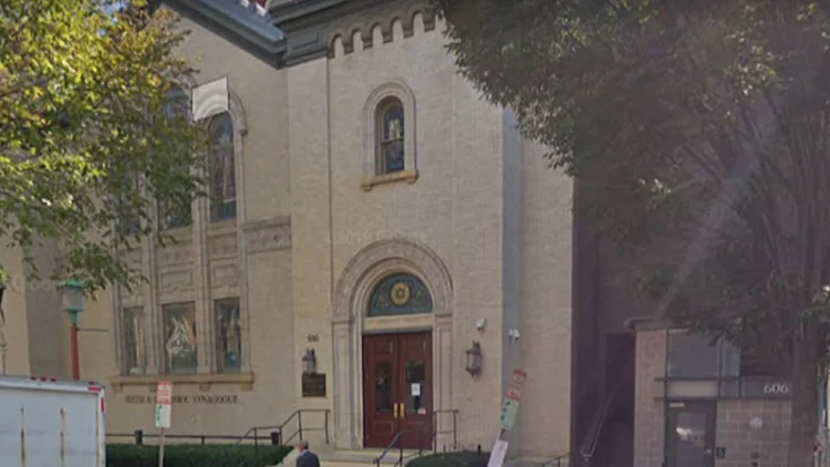 חשד לפשע שנאה: כתובות נאצה וצלבי קרס רוססו בבית כנסת בארה"ב