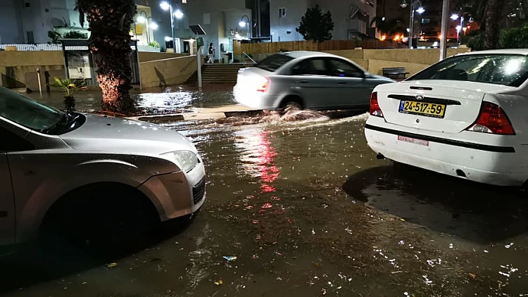 בעקבות מזג האוויר הסוער - הצפות ברחבי אשקלון • צפו