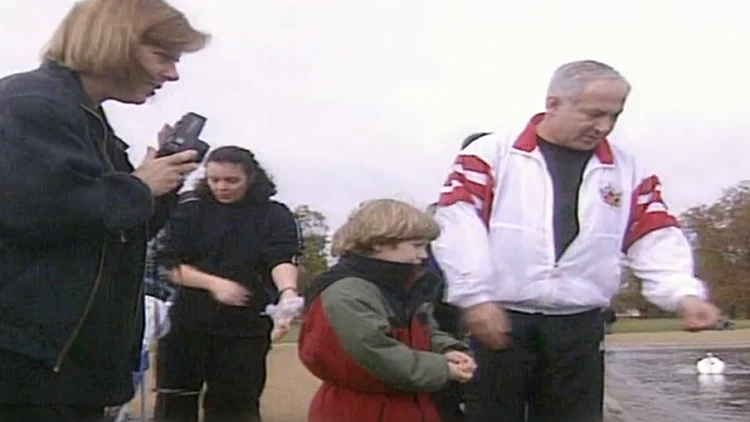 הערב: טיולים ושיעורי פסנתר - קטעי הארכיון הנדירים של נתניהו