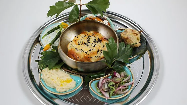 מתכון למאפה עלים במילוי גבינות ועשבי תיבול עם דבש ומאזטים של השף יוסי שטרית