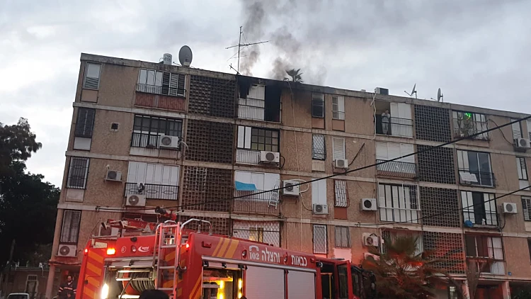 טיפס לקומה ה-4 בעזרת הסורגים - וחילץ בן 4 שנלכד בדירה הבוערת