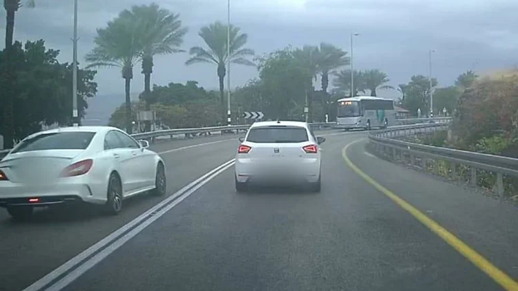 עוקף על קו הפרדה רצוף – וכמעט מתנגש באוטובוס: תיעוד מכביש 90