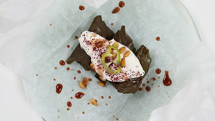 מתכון לקובנייה מגולגלת בעלי גפן ורכז רימונים של הילה ניסימוב (שורטי)