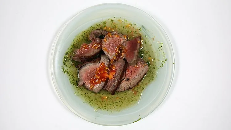 מתכון לפילה בקר צרוב עם צ'ימיצ'ורי תאילנדי של עידן פיינבורג (פנדה)