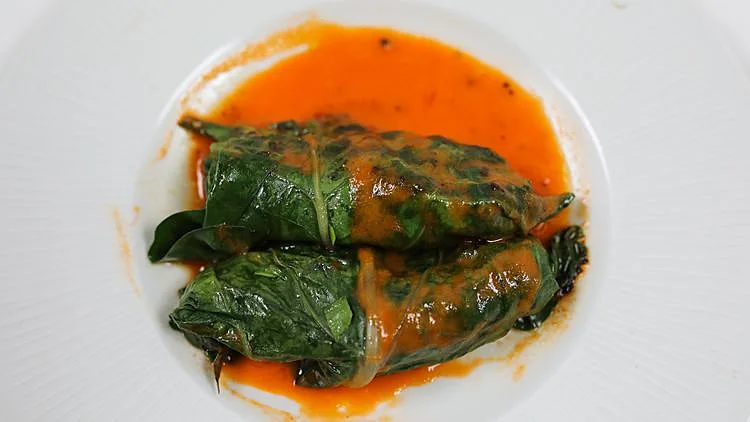 מתכון לעלי מנגולד ממולאים בסינטה ועשבי תיבול של עידן פיינבורג (פנדה)