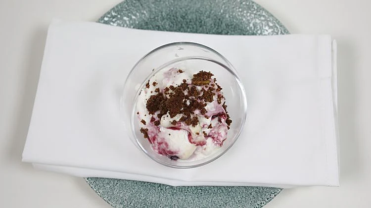 מתכון לגלידת יוגורט עם קולי פירות יער, קרם שוקולד לבן וקראמבל קקאו פיסטוק של ג'סמין אבו עיישה