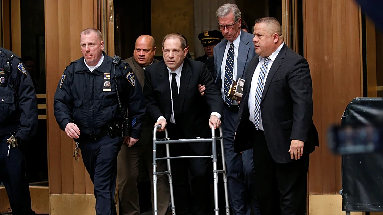 המפיק ההוליוודי הארווי ויינסטין הורשע בתקיפה מינית