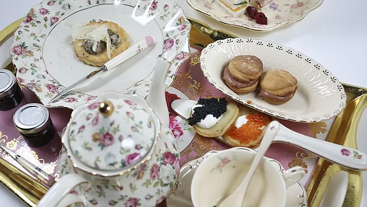 מתכון לטארט ראגו פטריות ופרמז'ן, טארט פירות יער, בליני וסקונס של אסף גרניט