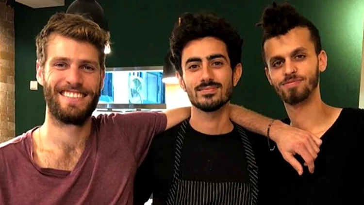 חבריו של דין שנהרג במעלית חזרו למסעדה שהקים: "נמשיך את דרכו"