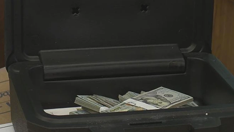 המזוודה בה מצא תושב מישיגן את הכסף