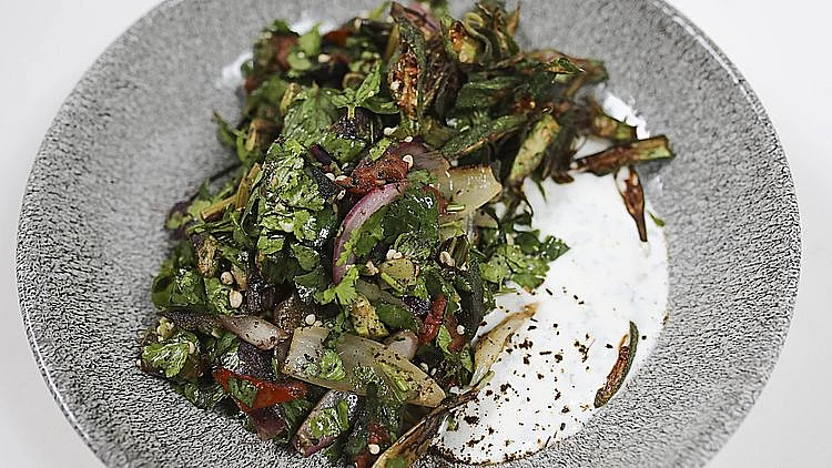 מתכון לסלט במיה וירקות שרופים של דניאל קיציס