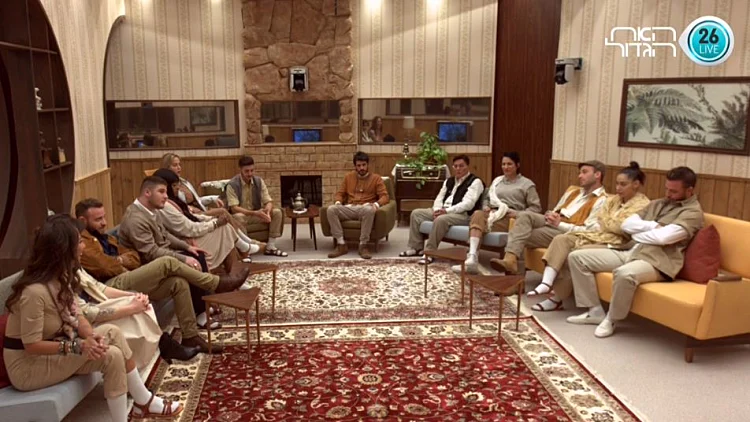 הדיירים בסלון