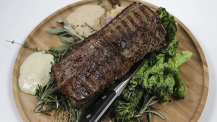 מתכון לנתח סינטה צלוי, ברוקולי, איולי אנשובי ואיולי צלפים של דניאל שליט