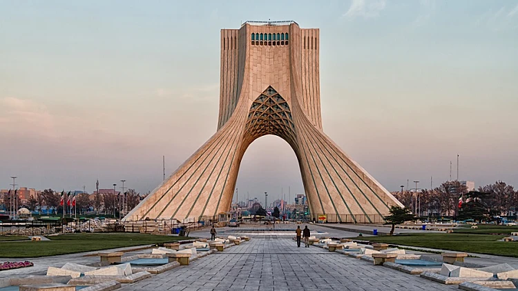 מגדל אזאדי, מונומנט בכיכר אזאדי שבטהראן, בירת איראן, המסמל את שער הכניסה אל העיר