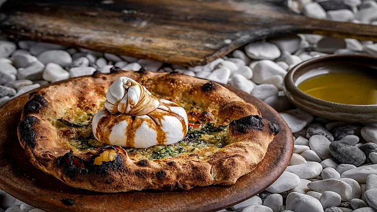 פיצה בוראטה מהתנור של נינה ביאנכה