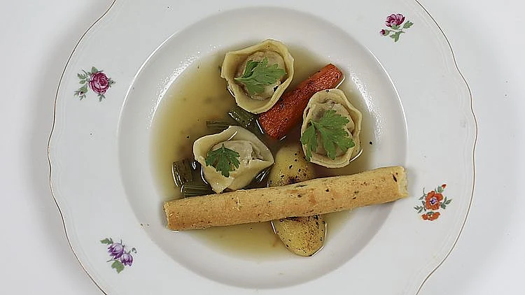 מתכון למרק עוף עם קרעפלך ופטה כבדים של השף אסף גרניט