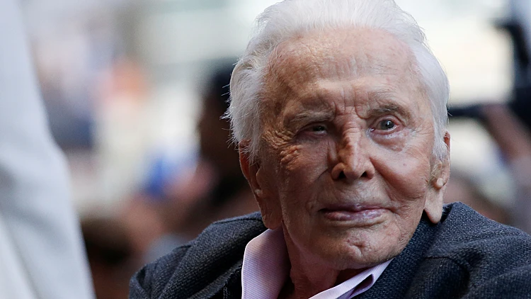 כוכב הקולנוע קירק דאגלס מת בגיל 103