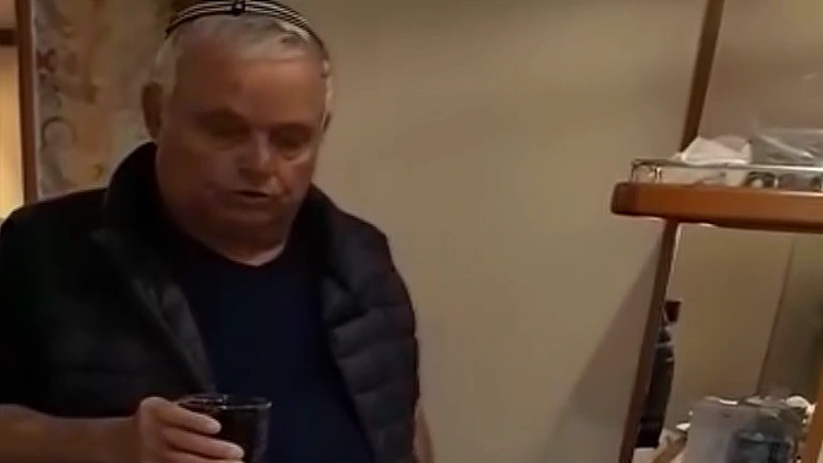 הישראלים הנצורים מתעדים: ארוחת שישי על "ספינת הקורונה"