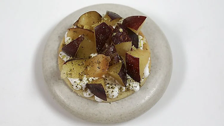 מתכון לקינוח פריך מלוח עם שזיפים וקצפת לבאנה