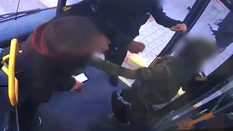 צעירים מכים כרטיסן באוטובוס