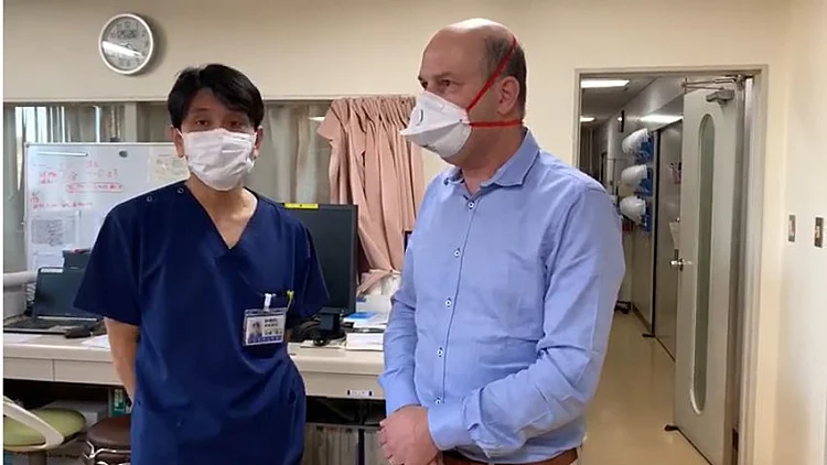 פרופ' מביה"ח הדסה טס ליפן לפגוש את הישראלים החולים בקורונה
