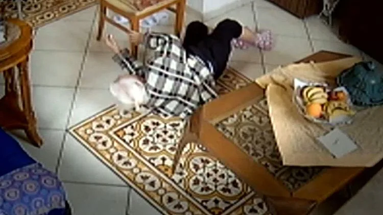 מצלמות האבטחה תיעדו: המטפלת מכה ומשליכה את הקשישה