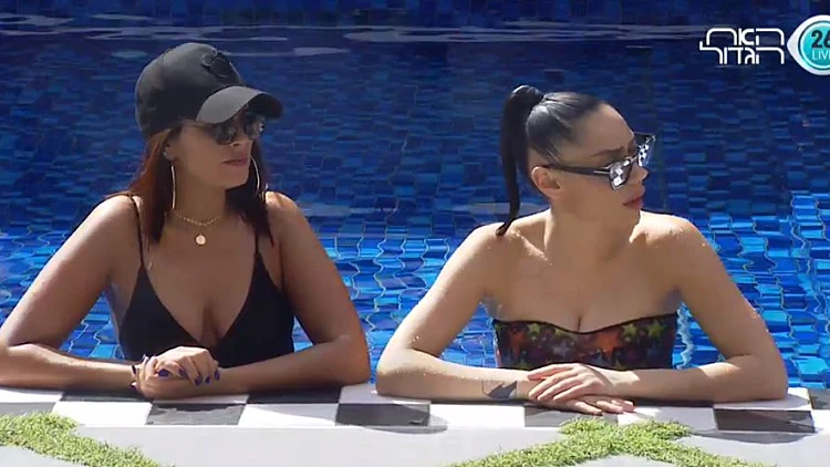 ירדן ואודליה בבריכה