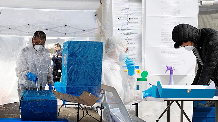 מסכות, עיכובים – ועצבים: מבודדי הקורונה יצאו לקלפיות