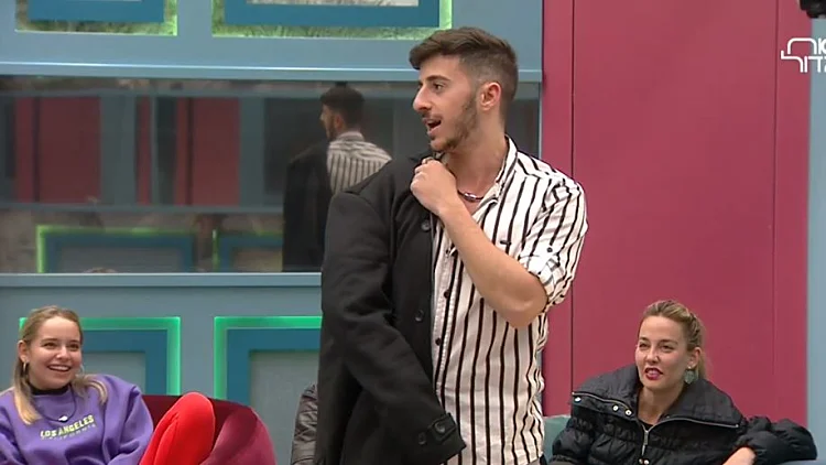 אדם מחקה את חגית בריקוד מושחת