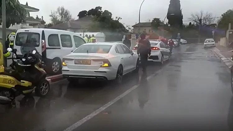 חשד: אב דקר את אשתו וילדיו בהוד השרון - וניסה להתאבד