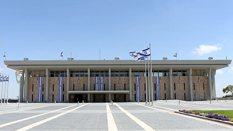 המלצרית שטוענת שבכיר לשעבר בפוליטיקה הטריד אותה – התלוננה